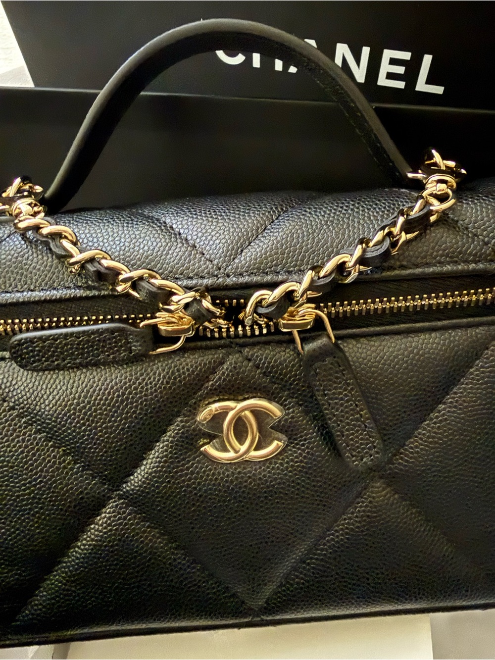 CHANEL Slim Vanity Top Handle With removable gold strap. - Picture 8 of 11